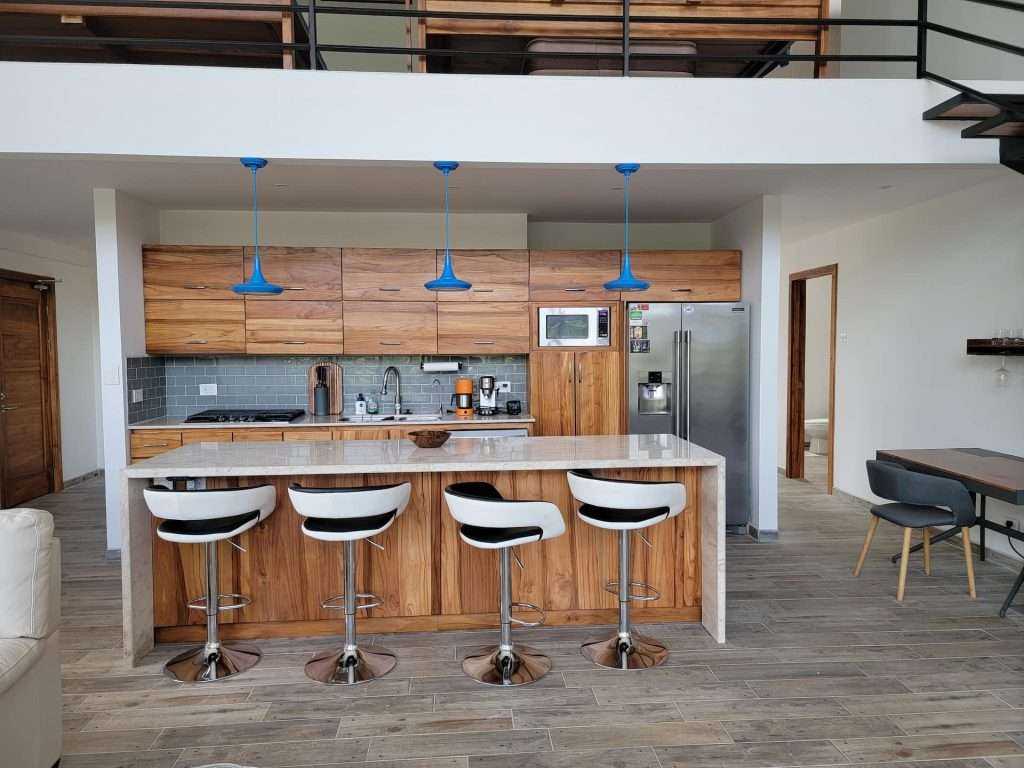 A full kitchen with a breakfast bar at Hotel Zocalo